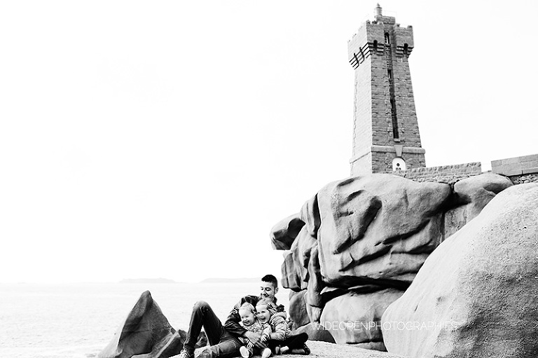 la famille c. photographe famille bretagne nord ploumanach 32