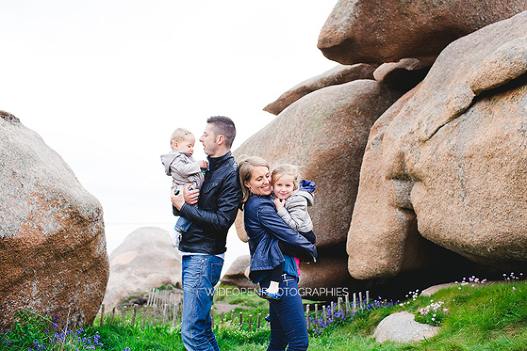 la famille c. photographe famille bretagne nord ploumanach 42
