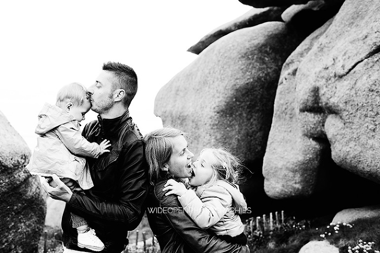 la famille c. photographe famille bretagne nord ploumanach 43