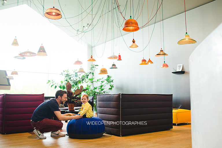 séance photo famille jumelles au musée Vitra, Allemagne