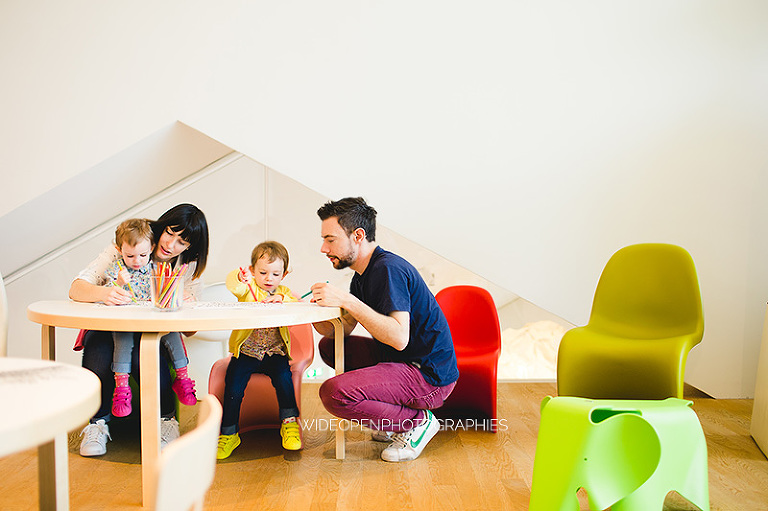séance photo famille jumelles au musée Vitra, Allemagne