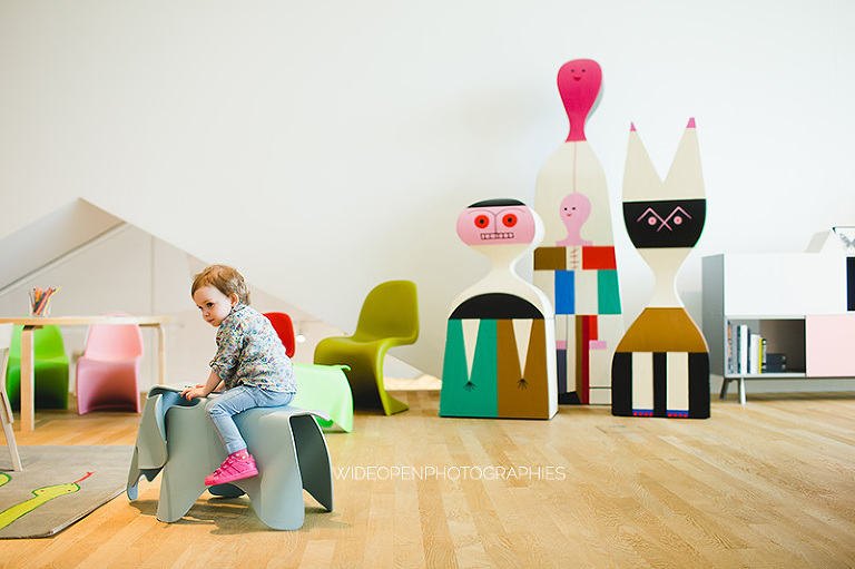 séance photo famille jumelles au musée Vitra, Allemagne