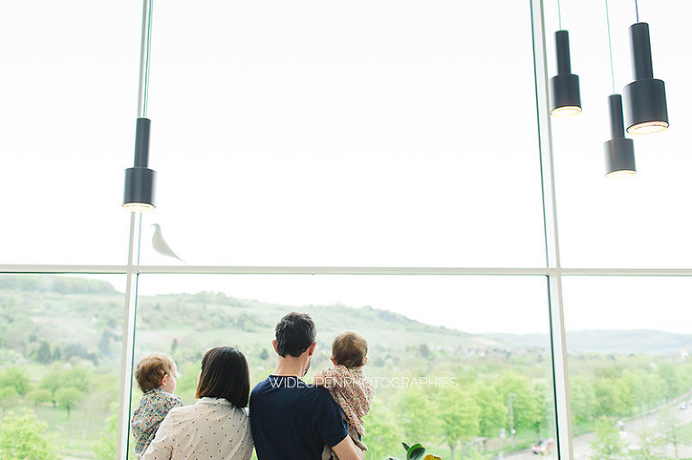 séance photo famille jumelles au musée Vitra, Allemagne