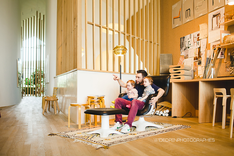 séance photo famille jumelles au musée Vitra, Allemagne