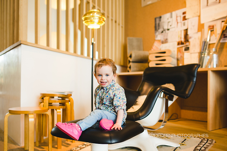 séance photo famille jumelles au musée Vitra, Allemagne
