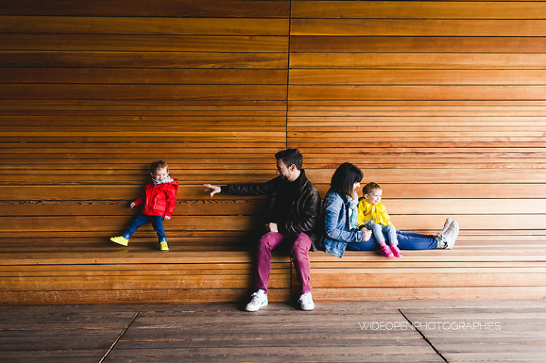 séance photo famille jumelles au musée Vitra, Allemagne