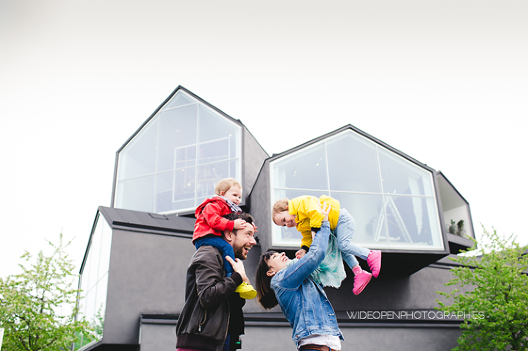 séance photo famille jumelles au musée Vitra, Allemagne