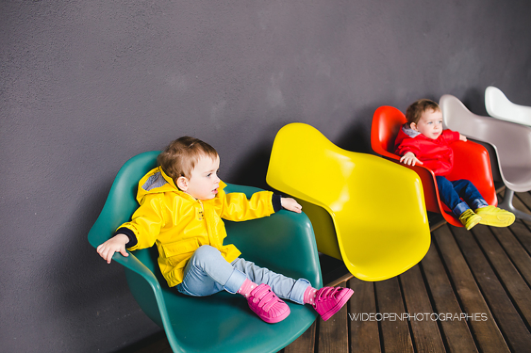 séance photo famille jumelles au musée Vitra, Allemagne