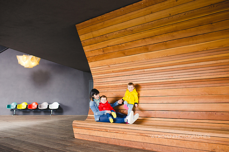 séance photo famille jumelles au musée Vitra, Allemagne