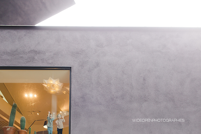 séance photo famille jumelles au musée Vitra, Allemagne