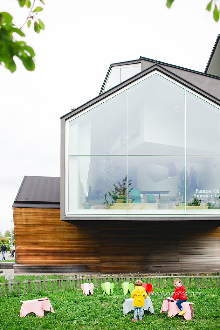 séance photo famille jumelles au musée Vitra, Allemagne