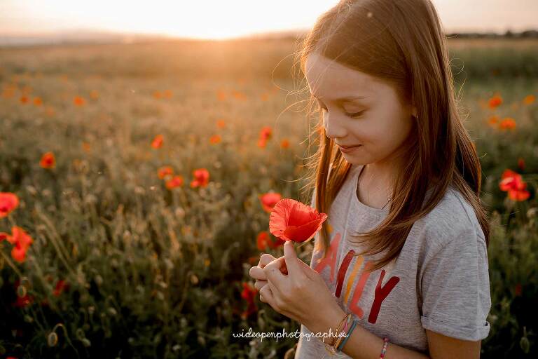 photographe famille Strasbourg, dans un champ de coquelicots