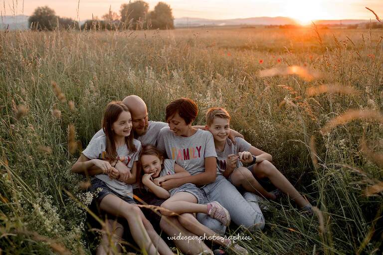 photographe famille Strasbourg, dans un champ de coquelicots